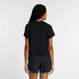 Remera deportiva de manga corta con cuello redondo, confeccionada en tejido técnico ligero con tecnología NB ICE para mayor transpirabilidad. Presenta un diseño holgado y el logo de la marca estampado en el centro del pecho.