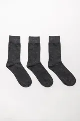 Pack de tres pares de medias de caña media en color gris oscuro, con diseño liso y tejido elástico para mayor ajuste y comodidad.