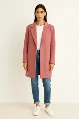 Tapado de corte recto y largo medio, confeccionado en tejido texturizado color gris. Presenta solapas clásicas, cierre frontal de un solo botón y mangas largas.