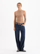 Musculosa de cuello redondo y silueta minimalista, confeccionada en una suave mezcla de poliamida y elastano que ofrece un calce confortable y una gran adaptabilidad al cuerpo. Su diseño sin mangas con hombros sutilmente encajados la convierte en una prenda básica de alta calidad.