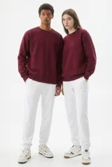 Buzo deportivo de corte clásico y escote redondo, confeccionado en tejido de algodón y poliéster. Presenta puños y ruedo acanalados, con un diseño minimalista y versátil.