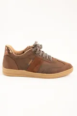 Zapatillas urbanas de cuero color marrón, con cordones estampados en tonos marrones y blancos, y suela de goma al tono. Presentan una franja lateral de gamuza y detalles con la marca en dorado.