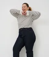Pantalón de jean recto tiro alto con elastano, color azul oscuro, con bolsillos laterales y traseros, cierre frontal con botón y cremallera, y trabillas para cinturón.