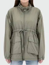 Parka color verde militar, con cuello alto, cierre frontal con cremallera, cintura ajustable con cordón, cuatro bolsillos frontales con solapa y puños elásticos.