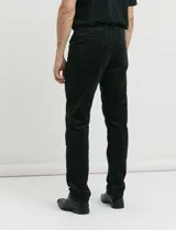 Pantalon de pana de corte recto con diseño de cinco bolsillos, incluyendo bolsillos traseros de parche y cierre con botones y remaches metálicos.