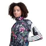 Campera deportiva Adidas Farm Tiro para mujer, de color negro con estampado floral multicolor. Presenta cuello alto, cierre frontal completo y las clásicas franjas blancas de la marca en las mangas.