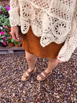 Buzo tejido color crudo con mangas largas y calado en el frente.