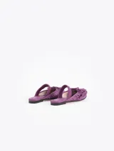 Ballerina Jules realizada en cuero vacuno liso, color morado. Presenta volados y una tira elástica sobre el empeine para un mejor ajuste, con un diseño plano y punta redondeada.
