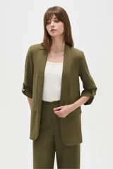Blazer entallado de viscosa liso en color verde militar, con mangas tres cuartos y bolsillos frontales con solapa.