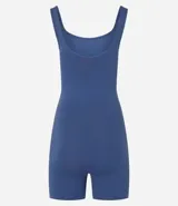 Enterito deportivo corto de una pieza, color marrón, con escote redondo y breteles anchos. Confeccionado en tejido de poliamida con elastano, diseñado para brindar comodidad y libertad de movimiento durante la actividad física.