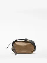 Bolso bandolera pequeño de Adolfo Dominguez con textura craquelada y acabado brillante. Cuenta con un compartimento principal con cierre de cremallera, bolsillo interior con cierre y asa larga regulable en color negro.