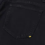 Jeans de corte recto y tiro medio, confeccionados en denim negro con acabado stone wash. Presenta diseño clásico de cinco bolsillos, cierre con cremallera y detalles de marca como remaches con logo y parche trasero.