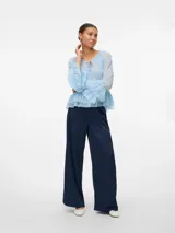 Blusa de organza color celeste, con cuello en V, cierre frontal con tiras y mangas largas con volados. Presenta un diseño traslúcido y holgado.