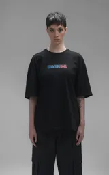 Remera negra de corte oversize con cuello redondo y mangas cortas. Presenta un estampado central de Goku y Goten en sus versiones de Dragon Ball.