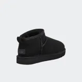 Botas cortas UGG Classic Ultra Mini de gamuza color negro, con forro de piel de oveja y suela Treadlite by UGG™.