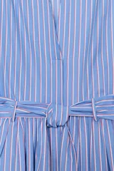 Vestido midi camisero a rayas azules y rosadas, con escote en V, mangas largas abullonadas con puño elástico y cinturón del mismo tejido. Cierre frontal cruzado con botones y bolsillos laterales ocultos.