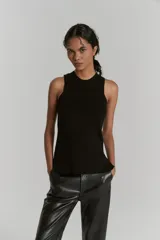 Top de punto morley color negro, sin mangas y con cuello redondo. Presenta un diseño largo con tajos laterales.