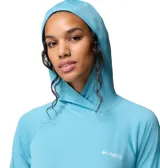 Remera de manga larga con capucha Columbia, confeccionada en tejido técnico transpirable con tecnología Omni-Wick y protección solar Omni-Shade UPF 40. Presenta diseño de corte holgado, capucha cruzada, orificios para los pulgares en los puños y estampado de la marca en el pecho y en la manga.