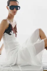 Vestido midi blanco de la ZW Collection con escote en V, tirantes finos, bajo asimétrico y detalle de aplicación de encaje a contraste en el escote.