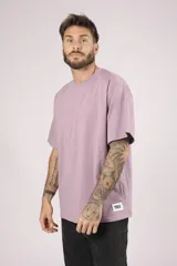 Remera de manga corta, corte oversize, color gris oscuro con efecto lavado o acid wash.