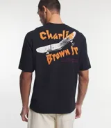 Remera negra de corte boxy, manga corta y cuello redondo. Estampado frontal con el logo de la banda Charlie Brown Jr.