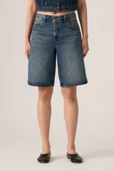 Short de jean estilo bermuda, tiro medio y corte holgado con efecto deslavado.