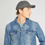 Chaqueta vaquera celeste de corte clásico con cuello camisero, cierre frontal con botones metálicos, bolsillos con solapa abotonada en el pecho y bolsillos laterales.