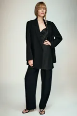 Blazer de cuello solapa y manga larga, con bolsillos delanteros con solapa y cierre frontal de un botón. Presenta un diseño estructurado con forro interior.