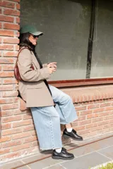 Zapato Oxford negro de cuero con cordones, suela track y detalle de aplique con logo en la lengüeta.