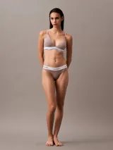 Brasier Calvin Klein color lila, estilo triángulo, con copas sin costuras con relleno y banda inferior elástica con logo de la marca.