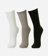 Kit de tres pares de medias de caña alta con textura acanalada, confeccionadas en tejido de algodón suave y elástico.