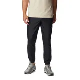 Pantalón deportivo de hombre, color negro, diseñado para actividades al aire libre. Presenta cintura elástica con ajuste, bolsillos laterales con cierre y puños elásticos en los tobillos. Confeccionado con tecnología repelente al agua y resistente a las manchas.