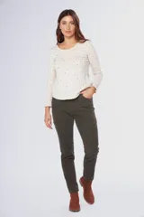 Pantalón de pana elastizado color verde oliva, de corte recto y tiro medio, con cinco bolsillos y accesorios metálicos personalizados.