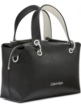 Cartera de mano y bandolera Calvin Klein, confeccionada en material sintético granulado color negro. Presenta doble asa superior, correa de hombro ajustable y extraíble, cierre principal con cremallera y logo de la marca en el frente. Incluye un accesorio colgante doble compuesto por un monedero circular con monograma y un pequeño estuche tipo sobre.