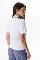 Remera gris melange de algodón con estampado de moldes de costura en negro.