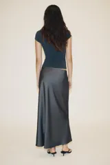 Falda midi de corte recto, color gris oscuro metalizado, confeccionada en tejido satinado con tiro alto y cintura elástica.