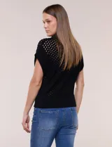 Buzo de punto color blanco de algodón calado, con cuello alto acanalado, medio cierre metálico dorado y mangas cortas estilo japonesa con puños anchos acanalados.