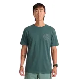 Remera Roark de manga corta y cuello redondo en color verde oscuro, con pequeño estampado circular en el pecho.
