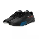 Championes Puma modelo BMW Motorsport Neo Cat 2.0, de diseño aerodinámico en color negro con detalles gráficos en rojo y azul. Presenta cierre de cordones y suela blanca de perfil bajo.