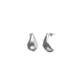 Pendientes en forma de gota con baño de plata y acabado brillante.