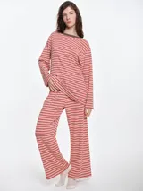 Remera de dormir de corte oversize con estampado de rayas horizontales, confeccionada en algodón con elastano. Presenta cuello redondo en rib de color rojo contrastante y mangas largas.