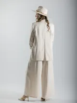 Pantalón italiano tipo wide leg, color verde militar, confeccionado en tela liviana y fresca. Incluye bolsillos laterales, elástico en la cintura y cinto de yute elastizado.