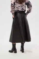 Falda midi de corte acampanado confeccionada en eco-cuero negro, con diseño de paneles y cintura alta.