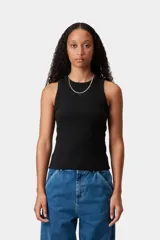 Musculosa negra de punto acanalado, con diseño de espalda deportiva y calce al cuerpo.