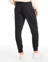 Jogger deportivo de corte holgado, con cintura elástica y lazo de ajuste, bolsillos laterales y puños elásticos en los tobillos.