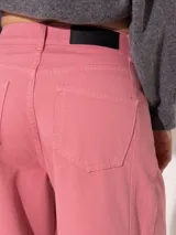 Pantalón jeanero de corte amplio, color rosado, confeccionado en tejido 100% algodón.