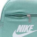 Mochila pequeña Nike Sportswear, color verde menta o celeste claro, con textura tejida y logo Nike grande en blanco en el frente. Presenta un compartimento principal con cierre, un bolsillo frontal con cierre y bolsillos laterales abiertos.