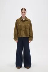 Sobrecamisa de pana color verde oliva oscuro, con cuello clásico, cierre frontal con botones metálicos y dos bolsillos delanteros con solapa y botón.