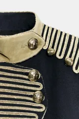 Chaqueta estilo militar de la ZW Collection, color negro con detalles en terciopelo beige y alamares dorados a contraste. Posee cuello subido, manga larga con puños de terciopelo y botones metálicos en relieve.