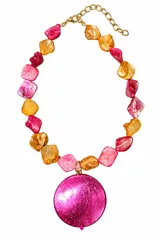 Collar corto con cuentas de nácar en tonos fucsia y naranja, y un gran dije redondo de papel de oro fucsia. Cuenta con cadena de extensión dorada.